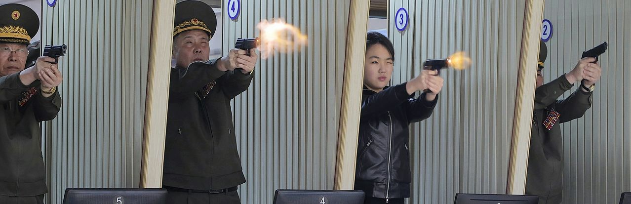 김정은 북한 국무위원장 딸 주애가 11일 권총 등 휴대용 경량 무기를 생산하는 군수공장을 시찰하고 실내사격장에서 권총 사격을 하고 있는 모습.조선중앙통신=뉴스1