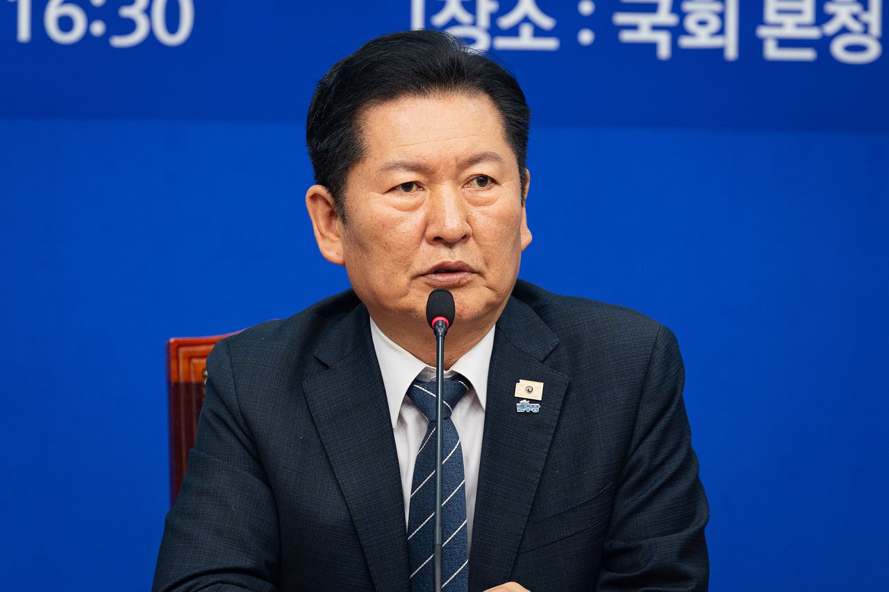 정청래 더불어민주당 대표가 12일 서울 여의도 국회에서 열린 2차종합특검대응특별위원회 출범식 및 1차 회의에서 모두 발언을 하고 있다. 뉴스1