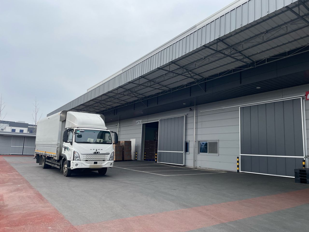 지난 11일 경기도 김포시 학운 일반산업단지의 한 물류창고에 화물차가 대기하는 모습. 김예정 기자