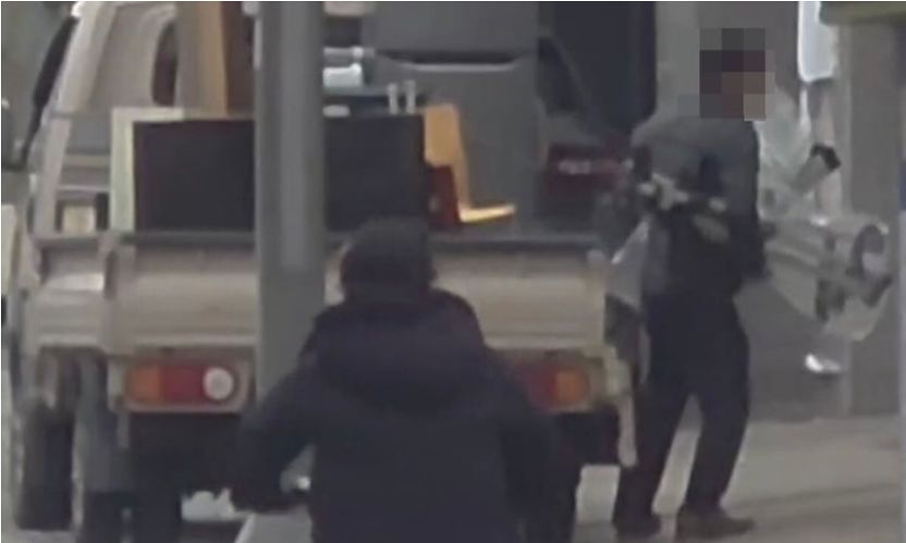 업무시간에 의성군 모 국장의 이사짐을 나르는데 군청 직원이 동원됐다는 의혹이 제기됐다. 사진 세계일보(독자 제공)