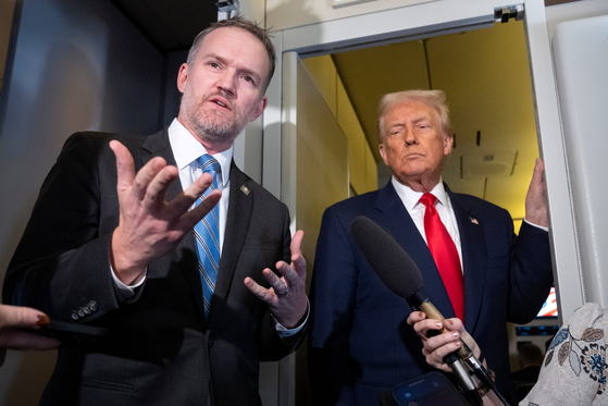 제이미슨 그리어 미국 무역대표부 대표가 지난해 10월 30일 한국과 맺은 무역 합의에 대해 언급하고 있다. 도널드 트럼프 대통령이 그리어 대표의 발언을 지켜보고 있다. AP=연합뉴스