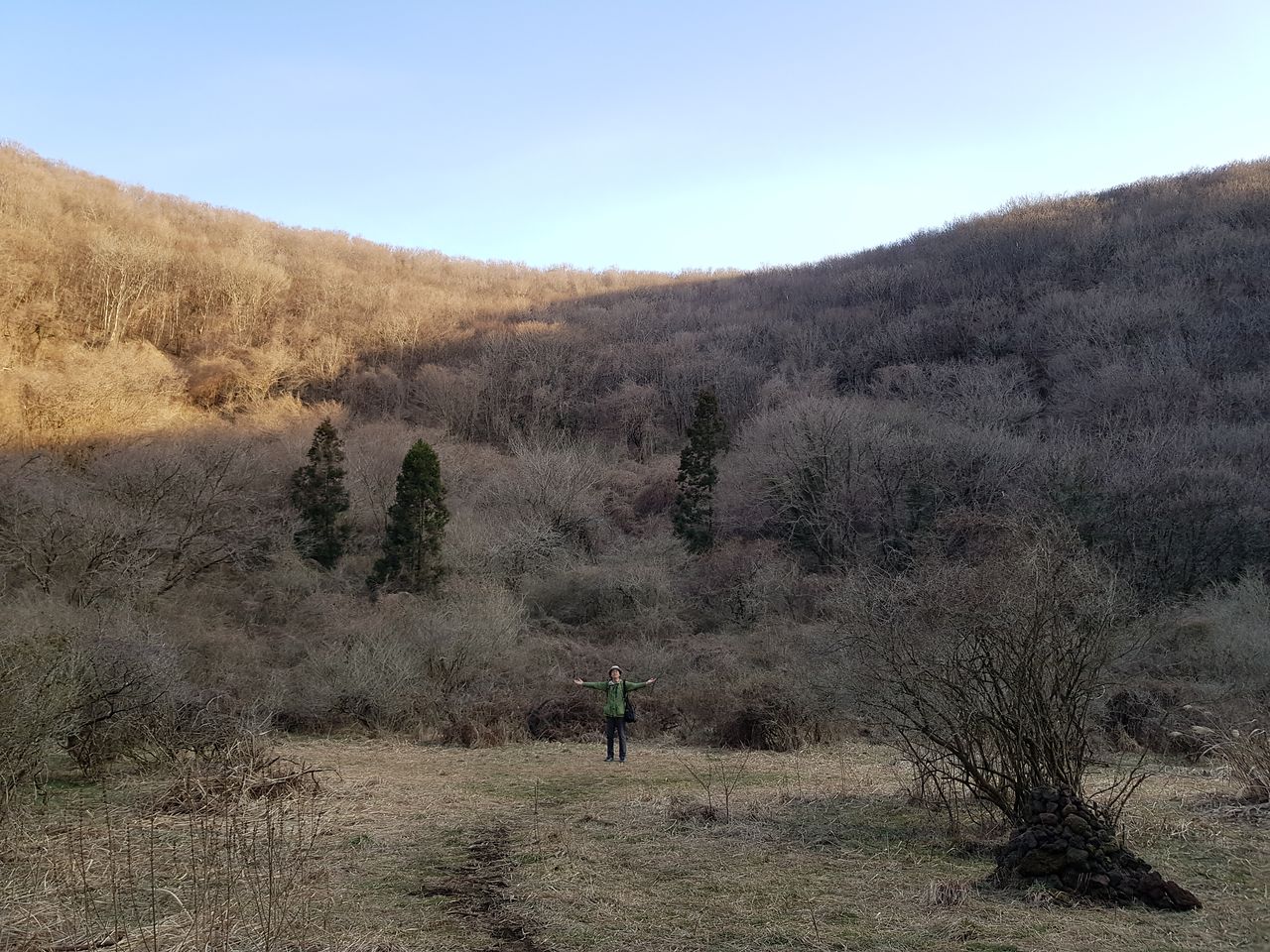 왕이메오름의 분화구는 깊이가 100m가 넘는다. 분화구 안에 있으면 포근한 느낌이 든다 . 