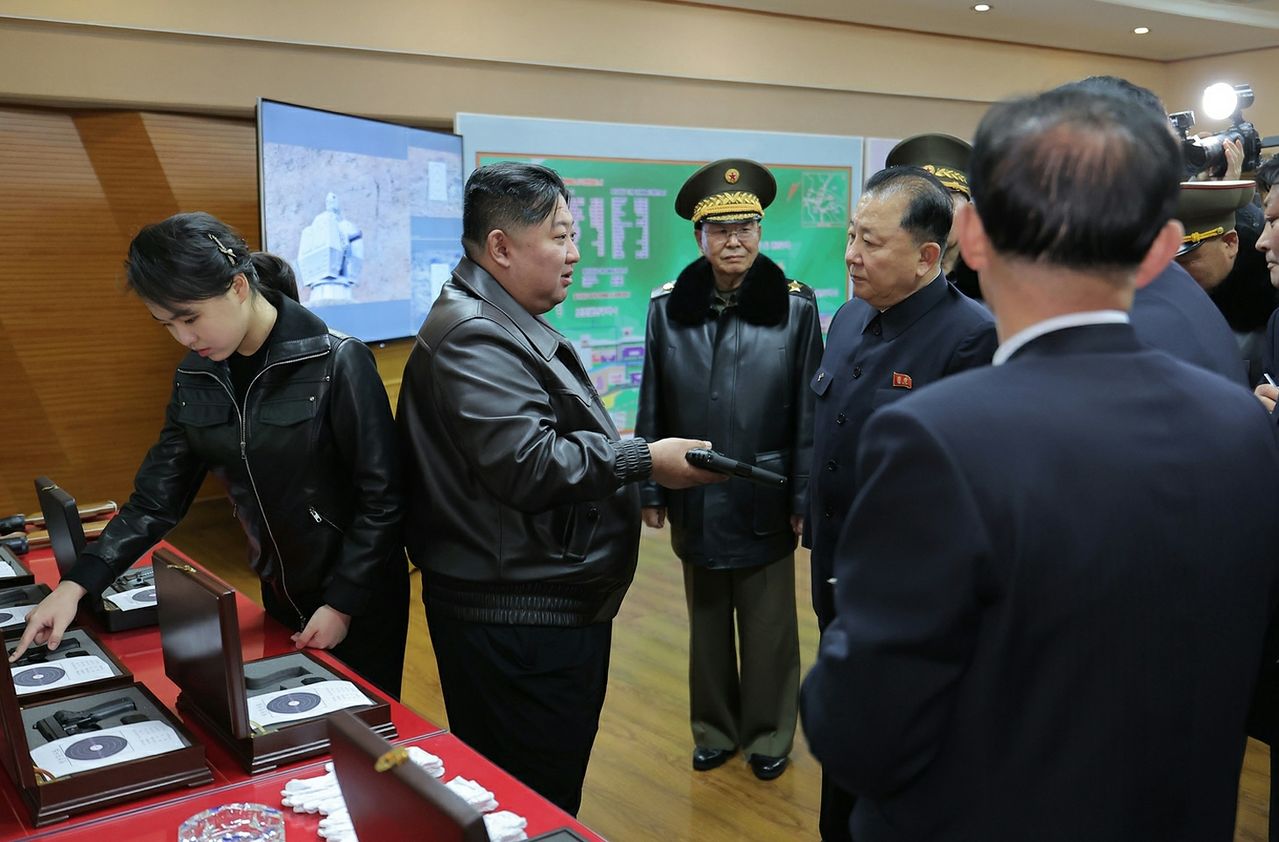 김정은 북한 국무위원장이 딸 주애와 함께 11일 권총 등 휴대용 경량 무기를 생산하는 군수공장을 시찰한 장면. 조선중앙통신=뉴스1