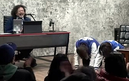 2024년 4월 총선을 앞두고 김어준씨 유튜브에 나온 민주당 당시 총선 후보들이 절을 하던 모습. 뉴시스