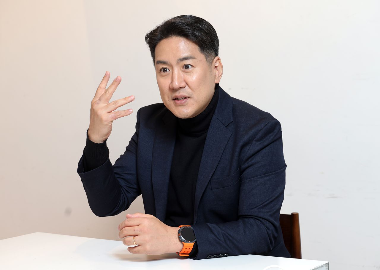 장동선 대표는 “AI 발전으로 인한 사회 변화 속도가 기존 시스템으로는 더 이상 감당할 수 없어졌다는 걸 온몸으로 느낀다”며 “그래서 뇌과학자로 시작했지만, 사회혁명가가 되고 있는 것 같다”고 했다. 강정현 기자