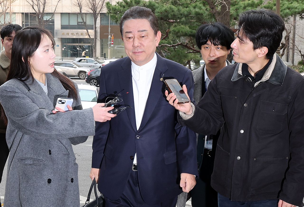 김병기 무소속 의원이 11일 오전 서울 마포구 서울경찰청 공공범죄수사대에 피의자 신분으로 3차 조사를 받기 위해 출석하고 있다. 뉴스1