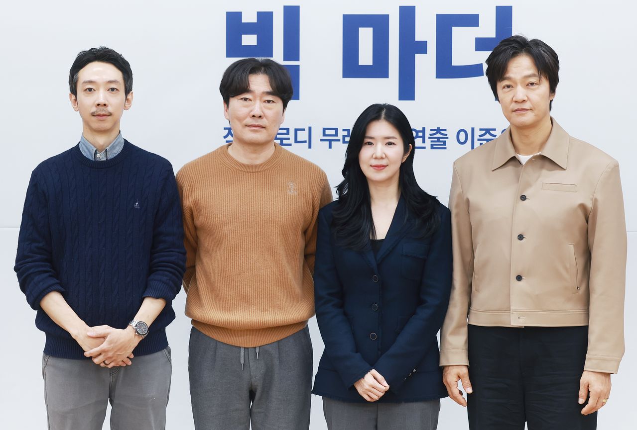 12일 서울 종로구 세종문화회관에서 열린 서울시극단의 연극 '빅마더' 라운드인터뷰에서 이준우 서울시극단 단장(왼쪽부터), 배우 유성주, 최나라, 조한철이 포즈를 취하고 있다. 연합뉴스