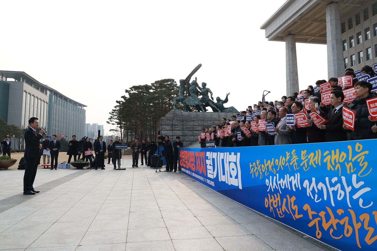 장동혁 국민의힘 대표가 11일 국회 앞에서 열린 대한의사협회 주최 ‘성분명 처방 저지 궐기대회’를 찾아 발언하고 있다. 장 대표는 이날 윤석열 정부의 의료개혁 추진에 대해 사과했다. [뉴시스]