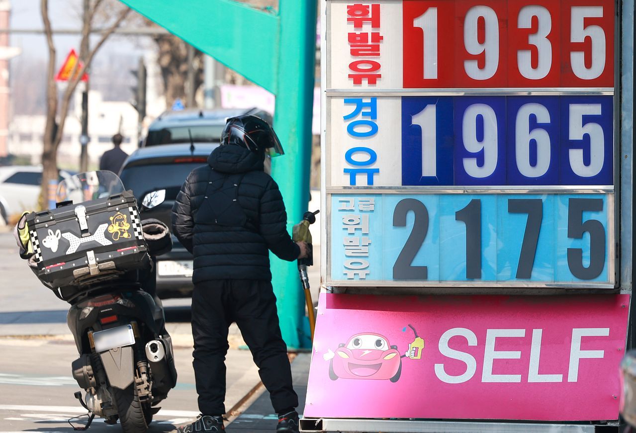 12일 서울의 한 주유소에 유류 가격이 표시돼 있다. 정부는 이번주 내 정유사의 공급가를 통제하는 방식의 석유류 최고가격제 시행을 앞두고 있다. 뉴스1