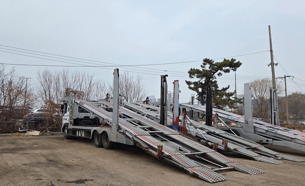 지난 11일 인천 연수구 중고차 수출단지에 차량 운반용 트레일러가 빈 채로 주차된 모습. 오삼권 기자