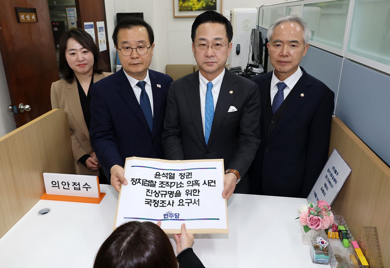 더불어민주당 윤석열 정권 조작 기소 진상규명 및 공소 취소를 위한 국정조사 추진위원회 부위원장인 박성준 의원(왼쪽 세 번째)과 특위 소속 의원들이 11일 국회 의안과에 국정조사 요구서를 제출하고 있다.   (왼쪽부터) 이주희, 이건태, 박성준, 양부남 의원. 연합뉴스