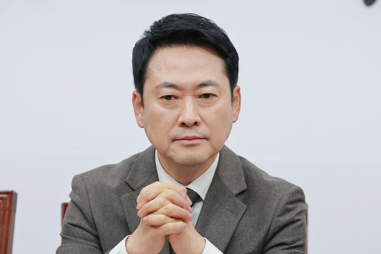 장동혁 국민의힘 대표가 12일 국회에서 열린 최고위원회의에 참석해 손을 모으고 있다. 연합뉴스