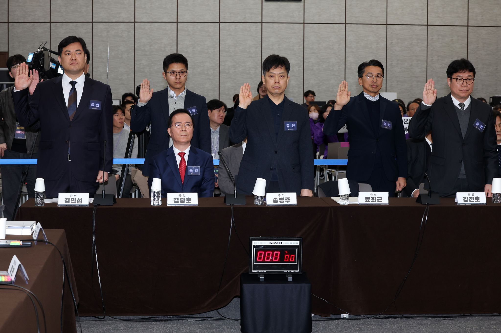 이태원참사 진상규명 청문회에서 증인 선서를 거부하고 자리에 앉아 있는 김광호 전 서울경찰청장(앞줄).