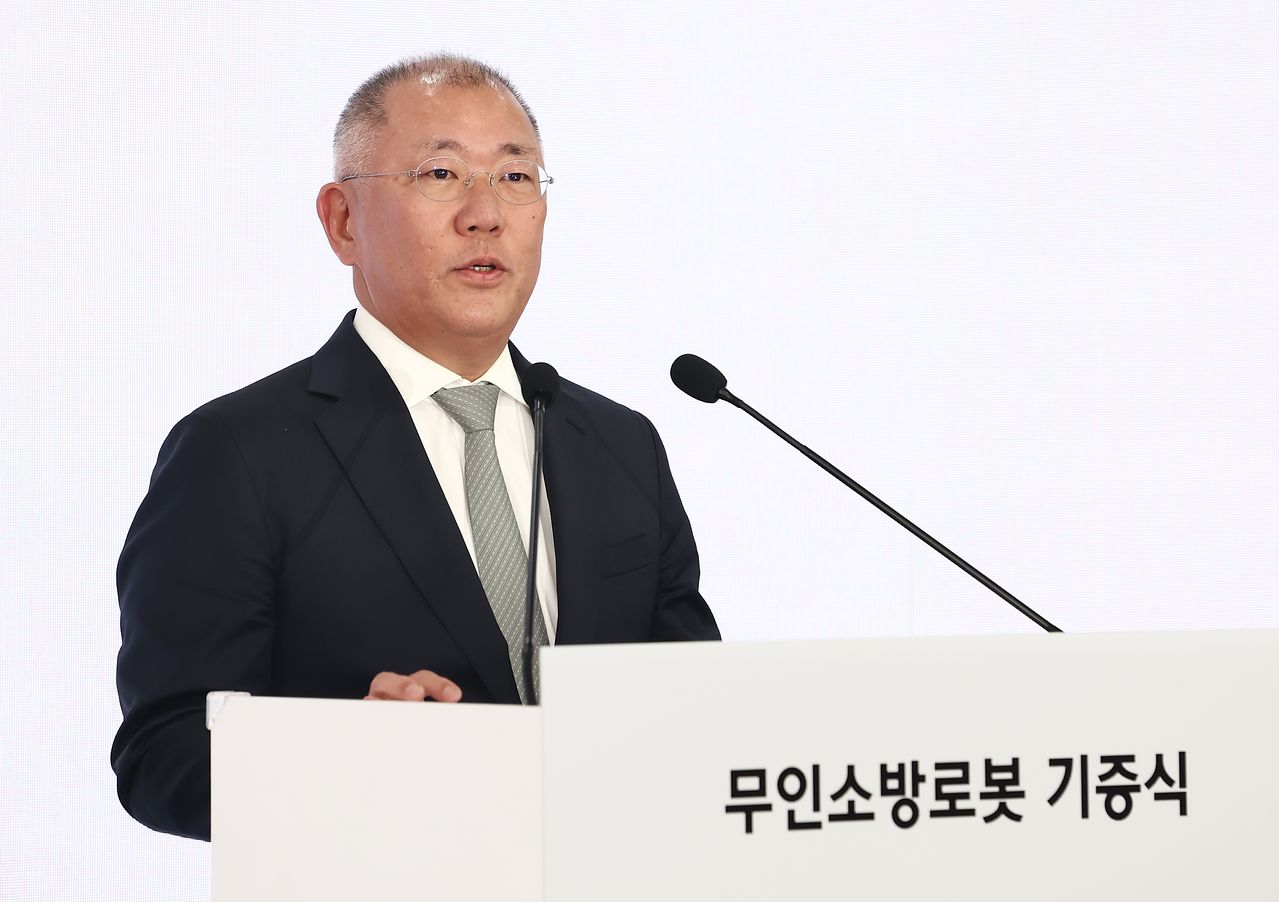 정의선 현대자동차그룹 회장이 지난달 24일 경기 남양주시 수도권119특수구조대에서 열린 현대자동차그룹·소방청 무인소방로봇 기증식에서 인사말을 하고 있다. 뉴스1