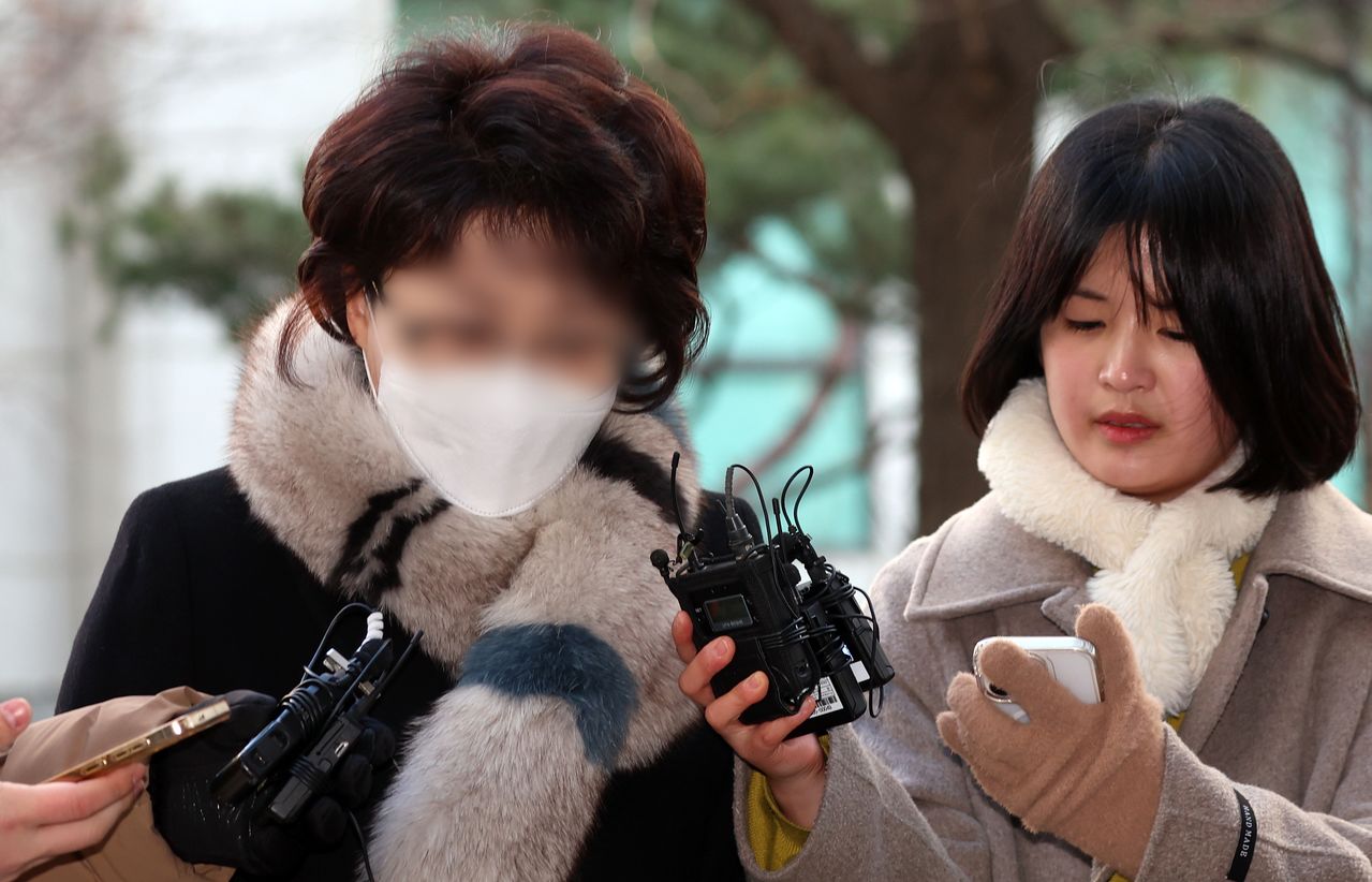 김병기 의원 측에 금품을 제공했다는 내용의 탄원서를 작성한 전직 동작구 의원 김 모 씨가 피의자 신분으로 지난 1월 9일 서울 마포구 서울경찰청 공공범죄수사대로 출석하고 있다.   뉴스1