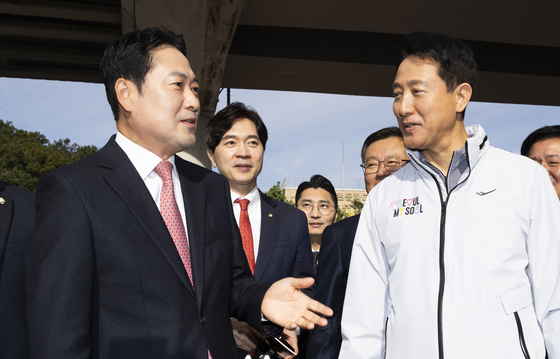 장동혁 국민의힘 대표와 오세훈 서울시장이 지난해 10월 오전 서울 노원구 상계5 재정비촉진구역 현장점검에 앞서 인사를 나누고 있다. 뉴스1