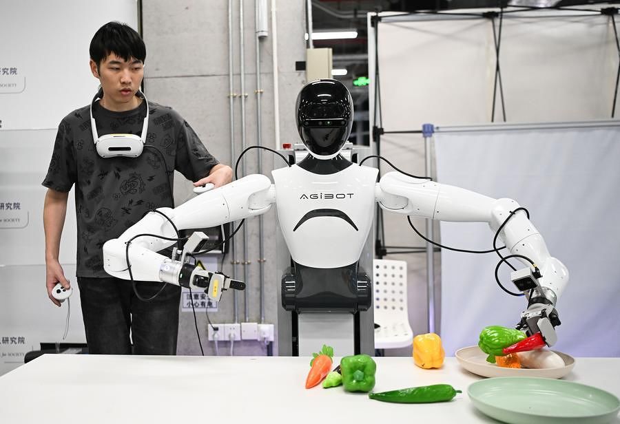 지난해 6월 25일 광둥(廣東)성 임바디드 인공지능(AI) 로봇 혁신센터에서 직원이 로봇을 동기화하고 있다. 신화통신