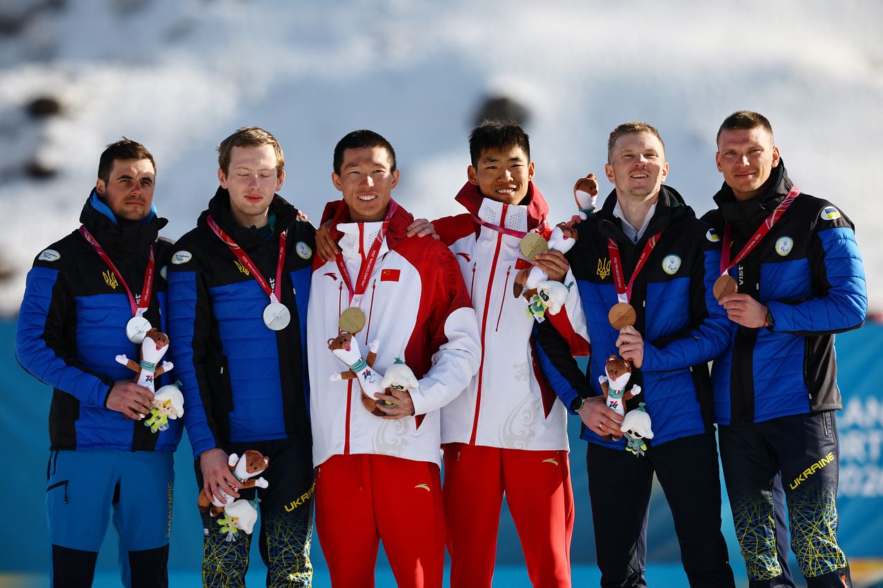 8일(현지시간) 열린 2026 밀라노 코르티나담페초 동계 패럴림픽 남자 바이애슬론 시각장애 부분 시상식 모습. 은메달을 딴 막심 무라슈코프스키(왼쪽에서 두번째)는 인공지능에게 공을 돌렸다.로이터=연합뉴스