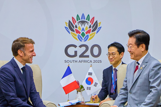 이재명 대통령과 에마뉘엘 마크롱 프랑스 대통령이 지난해 11월 22일(현지시간) 남아프리카공화국 요하네스버그 엑스포 센터 양자회담장에서 한·프랑스 정상회담을 하고 있다. 사진 이재명 대통령 SNS