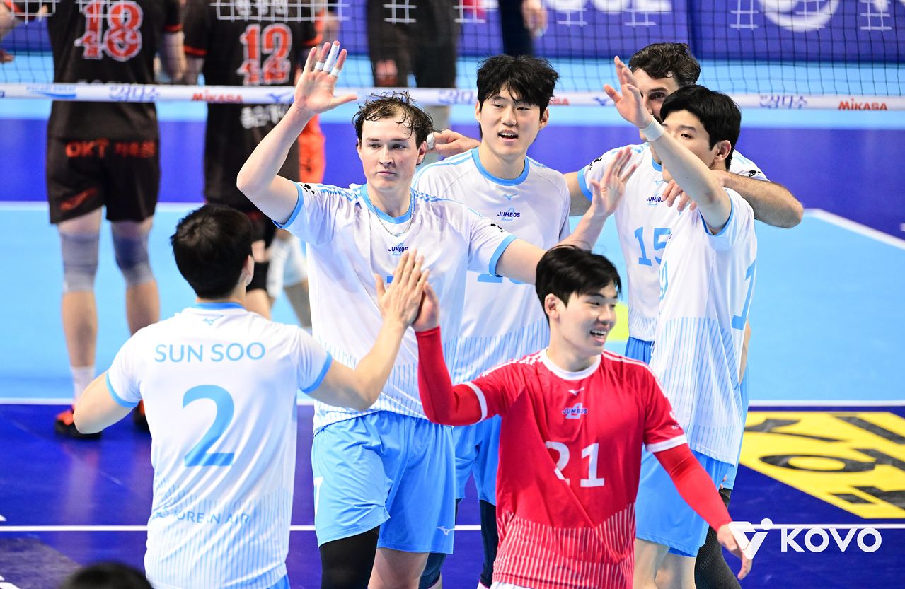 대한항공 선수들과 이든(가운데). 한국배구연맹