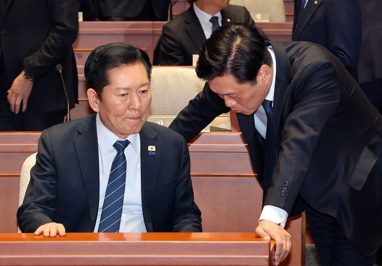 정청래 더불어민주당 대표(왼쪽)가 12일 오후 서울 여의도 국회에서 열린 의원총회에 참석해 조승래 사무총장과 대화하고 있다. [연합뉴스]