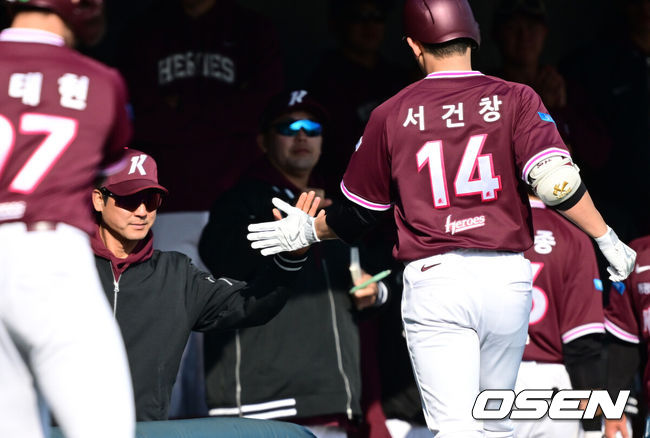 [OSEN=이천, 최규한 기자] 12일 경기도 이천 두산베어스파크에서 ‘2026 신한 SOL KBO리그’ 시범경기 두산 베어스와 키움 히어로즈의 경기가 열렸다.시범경기는오늘(12일)부터오는 24일까지 진행되며, 각 팀이 12경기씩 치러 총 60경기가 펼쳐질 예정이다.8회초 1사 주자없는 상황 키움 서건창이 추격의 우월 솔로포를 날리고 설종진 감독과 인사를 나누고 있다. 2026.03.12 / dreamer@osen.co.kr