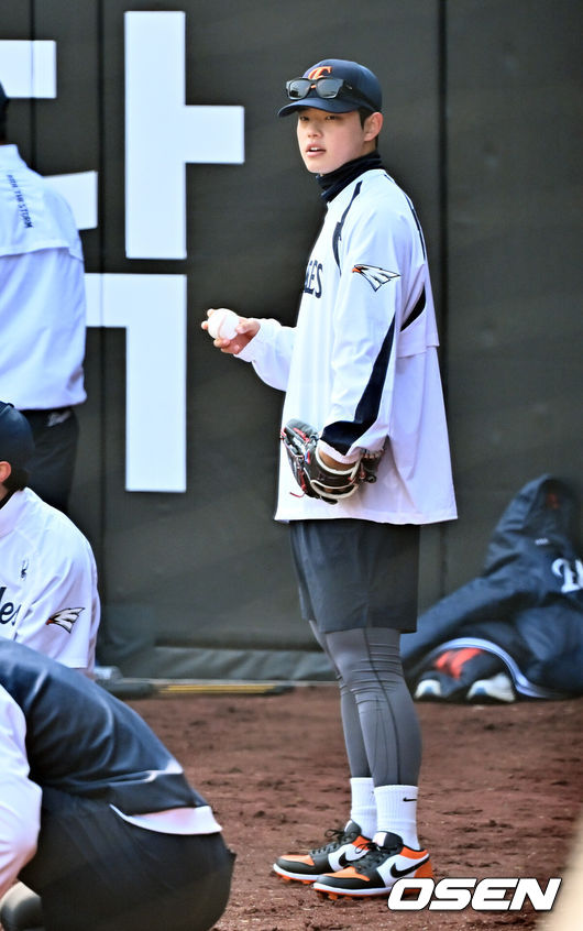 [OSEN=대전, 민경훈 기자] 12일 대전 한화생명볼파크에서 2026 신한 SOL KBO리그 시범경기 한화 이글스와 삼성 라이온즈의 경기가 열릴 예정인 가운데 경기 전 훈련이 진행됐다.시범경기는오늘(12일)부터오는 24일까지 진행되며, 각 팀이 12경기씩 치러 총 60경기가 펼쳐진다.경기 전 한화 문동주가 몸을 풀고 있다. 2026.03.12 /rumi@osen.co.kr