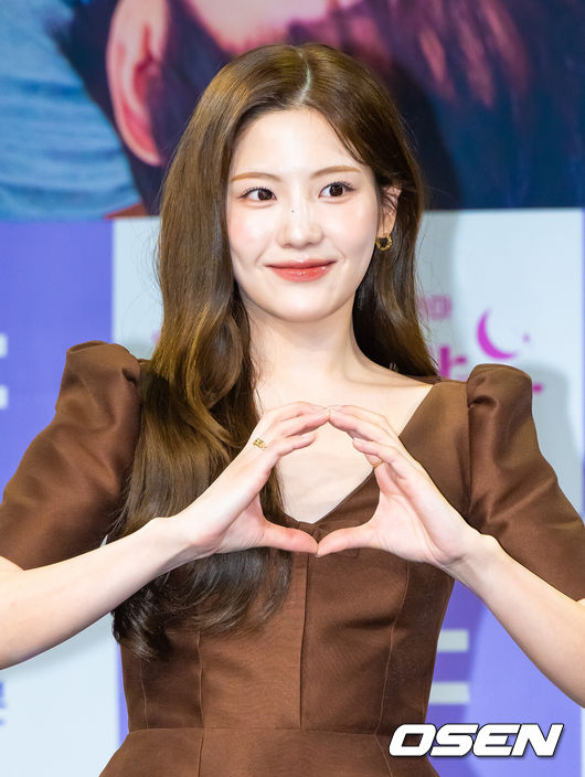 [OSEN=박준형 기자] MBC 금토드라마 '달까지 가자' 제작발표회가 16일 오전 서울 상암 MBC에서 진행됐다. '달까지 가자'는 월급만으론 생존할 수 없는 흙수저 세 여자가 코인 투자에 뛰어들며 벌어지는 하이퍼리얼리즘 생존 드라마로 뱅 이선빈과 라미란, 조아람, 김영대가 출연한다.배우 조아람이 포즈를 취하고 있다.  2025.09.16 / soul1014@osen.co.kr