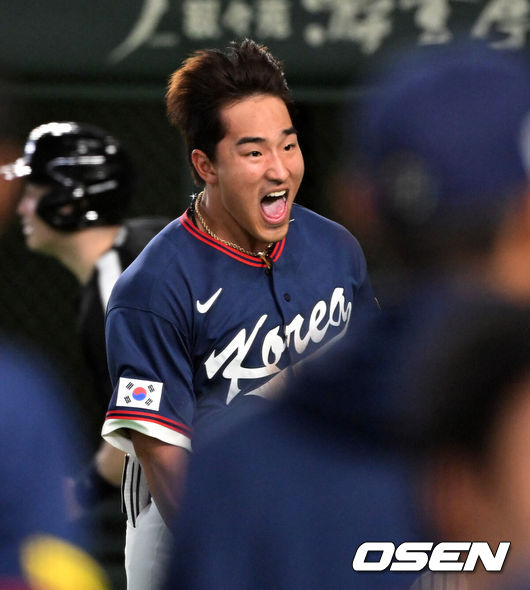 [OSEN=도쿄(일본), 손용호 기자] 도쿄의 기적이 나왔다. 한국 WBC 대표팀이 17년 만에 1라운드를 통과했다.한국은 9일 일본 도쿄돔에서 열린 ‘2026 월드베이스볼클래식(WBC)’ 1라운드 C조 호주와의 경기에서 로 승리를 거뒀다. 이로써 한국은 조별라운드 2승2패를 기록하면서 호주, 대만 등을 최소실점률로 제치면서 2009년 이후 17년 만에 1라운드를 통과했다. 이제 한국은 마이애미행 전세기를 탄다.9회초 1사 1,3루에서 한국 안현민이 희생플라이를 날리고 더그아웃에서 환호하고 있다. 2026.03.09/spjj@osen.co.kr