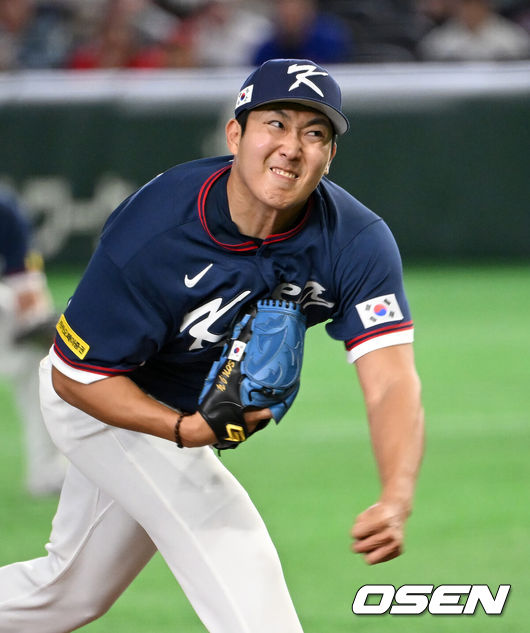 [OSEN=도쿄(일본), 손용호 기자] 9일 일본 도쿄돔에서 월드베이스볼클래식(WBC) 조별리그 C조 한국과 호주의 경기가열렸다.C조는 일본이 3승으로 조 1위를 확정, 8강에 진출했다. 호주가 2승 1패, 대만이 2승 2패, 한국이 1승 2패, 체코는 3패다.한국 WBC 대표팀이 8강에 진출하려면 호주에 2점 이하로 실점하면서 5점 차 이상으로 승리해야만 한다.1회말 무사에서 한국 선발투수 손주영이 역투하고 있다. 2026.03.09/spjj@osen.co.kr