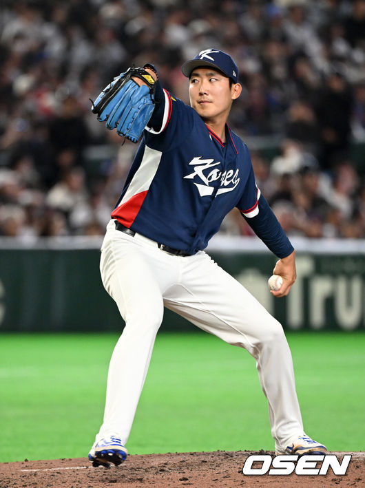 [OSEN=도쿄(일본), 손용호 기자] 7일 일본 도쿄돔에서 2026 월드베이스볼클래식(WBC) 조별리그 C조 대한민국과 일본의 경기가열렸다.한국은 잠수함 고영표, 일본은 좌완 기쿠치 유세이를 선발로 내세웠다. WBC에서 2006년 4강, 2009년 준우승을 차지한 한국은 이후 3개 대회(2013년, 2017년, 2023년)에서 연달아 1라운드를 통과하지 못하고 있다. 이번 대회에서는 8강 토너먼트 복귀를 목표로 대회에 임하고 있다. 지난 5일 체코와의 첫 경기에서는 11-4로 대승을 거두며 좋은 출발을 했다.5회말 한국 손주영이 역투하고 있다. 2026.03.07/spjj@osen.co.kr