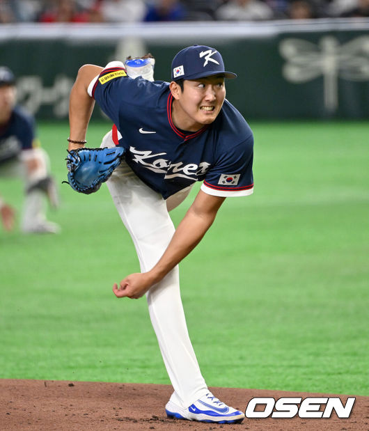 [OSEN=도쿄(일본), 손용호 기자] 9일 일본 도쿄돔에서 월드베이스볼클래식(WBC) 조별리그 C조 한국과 호주의 경기가열렸다.C조는 일본이 3승으로 조 1위를 확정, 8강에 진출했다. 호주가 2승 1패, 대만이 2승 2패, 한국이 1승 2패, 체코는 3패다.한국 WBC 대표팀이 8강에 진출하려면 호주에 2점 이하로 실점하면서 5점 차 이상으로 승리해야만 한다.1회말 무사에서 한국 선발투수 손주영이 역투하고 있다. 2026.03.09/spjj@osen.co.kr