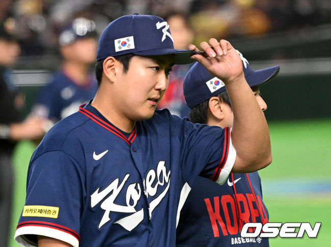 [OSEN=도쿄(일본), 손용호 기자] 9일 일본 도쿄돔에서 월드베이스볼클래식(WBC) 조별리그 C조 한국과 호주의 경기가열렸다.C조는 일본이 3승으로 조 1위를 확정, 8강에 진출했다. 호주가 2승 1패, 대만이 2승 2패, 한국이 1승 2패, 체코는 3패다.한국 WBC 대표팀이 8강에 진출하려면 호주에 2점 이하로 실점하면서 5점 차 이상으로 승리해야만 한다.2회말 수비에 앞서 한국 선발투수 손주영이 교체되고 있다. 2026.03.09/spjj@osen.co.kr