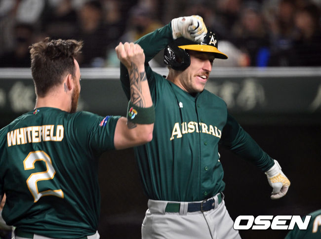 [OSEN=도쿄, 손용호 기자] 13일 도쿄 도쿄돔에서 2023 WBC(월드베이스볼클래식) 호주와 체코의 경기가 벌어졌다.1회초 호주 홀이 솔로 홈런을 치고 동료들의 환영을 받고 있다.2023.03.13/spjj@osen.co.kr