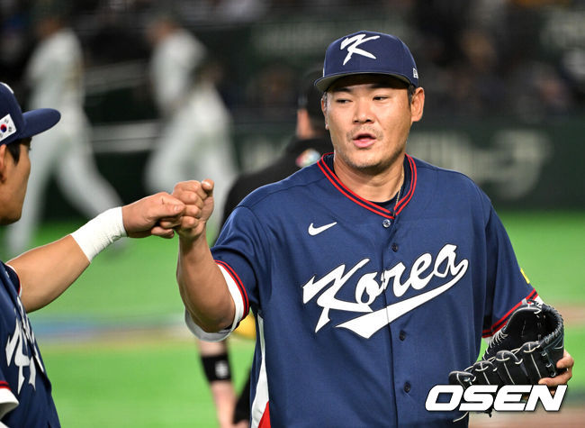 [OSEN=도쿄(일본), 손용호 기자] 9일 일본 도쿄돔에서 월드베이스볼클래식(WBC) 조별리그 C조 한국과 호주의 경기가열렸다.C조는 일본이 3승으로 조 1위를 확정, 8강에 진출했다. 호주가 2승 1패, 대만이 2승 2패, 한국이 1승 2패, 체코는 3패다.한국 WBC 대표팀이 8강에 진출하려면 호주에 2점 이하로 실점하면서 5점 차 이상으로 승리해야만 한다.3회말 2사에서 한국 노경은이 호주 커티스 미드를 땅볼 처리하고 더그아웃으로 가며 이정후와 환호하고 있다. 2026.03.09/spjj@osen.co.kr