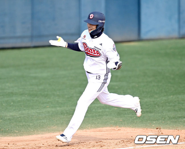 [OSEN=이천, 최규한 기자] 12일 경기도 이천 두산베어스파크에서 ‘2026 신한 SOL KBO리그’ 시범경기 두산 베어스와 키움 히어로즈의 경기가 열렸다.시범경기는오늘(12일)부터오는 24일까지 진행되며, 각 팀이 12경기씩 치러 총 60경기가 펼쳐질 예정이다.6회말 2사 1,2 루 상황 두산 이유찬이 달아나는 좌월 스리런포를 날리고 그라운드를 돌며 기뻐하고 있다. 2026.03.12 / dreamer@osen.co.kr