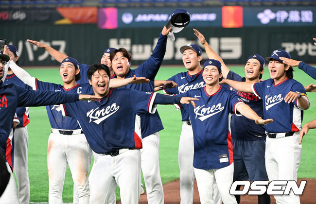 [OSEN=도쿄(일본), 손용호 기자] 도쿄의 기적이 나왔다. 한국 WBC 대표팀이 17년 만에 1라운드를 통과했다.한국은 9일 일본 도쿄돔에서 열린 ‘2026 월드베이스볼클래식(WBC)’ 1라운드 C조 호주와의 경기에서 로 승리를 거뒀다. 이로써 한국은 조별라운드 2승2패를 기록하면서 호주, 대만 등을 최소실점률로 제치면서 2009년 이후 17년 만에 1라운드를 통과했다. 이제 한국은 마이애미행 전세기를 탄다.경기 종료 후 한국 선수들이 비행기 세리머니를 하고 있다. 2026.03.09/spjj@osen.co.kr
