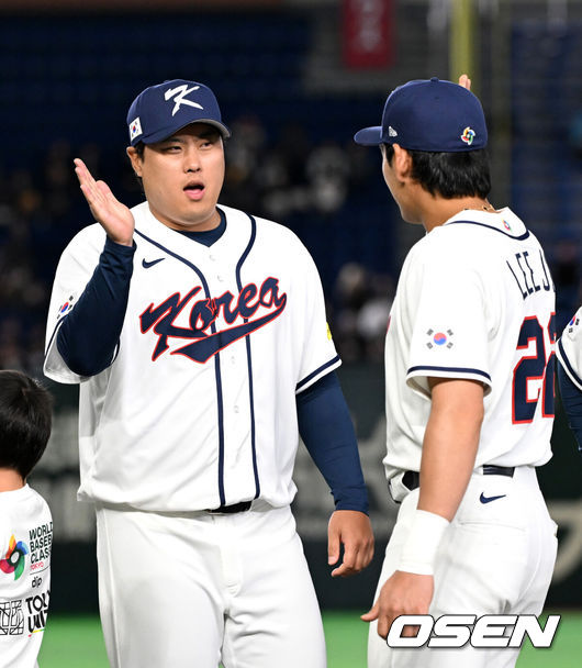 [OSEN=도쿄(일본), 손용호 기자] 5일 일본 도쿄돔에서 월드베이스볼클래식(WBC) 조별리그 C조 한국과 체코의 경기가열렸다.한국은 소형준, 체코는 다니엘 파디샥을 선발투수로 내세웠다.2006년 4강, 2009년 준우승을 차지한 경험이 있는 한국은 이후 3개 대회(2013년, 2017년, 2023년)에서 모두 8강 토너먼트 진출에 실패했다. 이번 대회에서는 17년 만에 본선 토너먼트 진출을 노린다.경기에 앞서 한국 류현진이 이정후와 하이파이브를 하고 있다. 2026.03.05/spjj@osen.co.kr