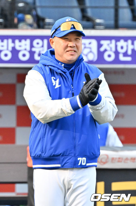 [OSEN=대전, 민경훈 기자] 12일 대전 한화생명볼파크에서 2026 신한 SOL KBO리그 시범경기 한화 이글스와 삼성 라이온즈의 경기가 열렸다.이 경기에서 삼성은 한화에 12-3으로 승리했다. 장단 15안타를 기록한 삼성이 1승을, 한화가 1패를 안고 시범경기를 시작하게 됐다.경기를 마치고 삼성 박진만 감독이 박수를 치고 있다. 2026.03.12 /rumi@osen.co.kr