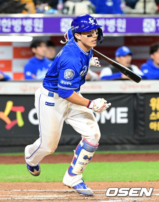 [OSEN=대전, 이대선 기자] 24일 오후 대전 한화생명볼파크에서 2025 신한 SOL Bank KBO리그 포스트시즌 플레이오프 5차전 한화 이글스와 삼성 라이온즈의 경기가 열렸다.한화는 코디 폰세, 삼성은 최원태를 선발 투수로 내세웠다.6회초 2사에서 삼성 이재현이 우월 안타를 치고 있다. 2025.10.24 /sunday@osen.co.kr