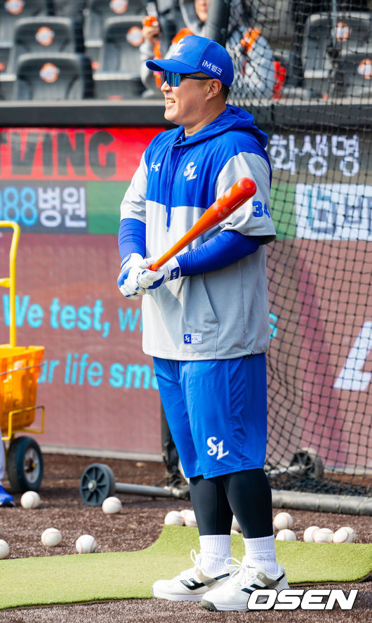 [OSEN=대전, 민경훈 기자] 12일 대전 한화생명볼파크에서 2026 신한 SOL KBO리그 시범경기 한화 이글스와 삼성 라이온즈의 경기가 열릴 예정인 가운데 경기 전 훈련이 진행됐다.시범경기는오늘(12일)부터오는 24일까지 진행되며, 각 팀이 12경기씩 치러 총 60경기가 펼쳐진다.경기 전 삼성 최형우가 타격연습을 하며 미소짓고 있다. 2026.03.12 /rumi@osen.co.kr