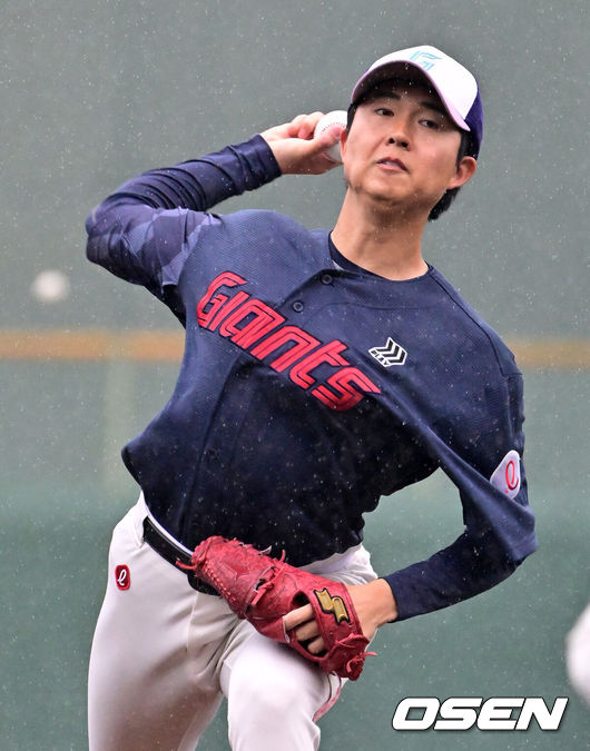 [OSEN=미야자키(일본), 지형준 기자] 26일 일본 미야자키 산마린 스타디움에서 두산 베어스와 롯데 자이언츠의 구춘대회 경기가 열렸다.두 팀의 맞대결은 롯데가 6-2로 앞선 3회말 악천후로 인해 노게임 선언됐다.2회말 롯데 쿄야마가 역투하고 있다. 2026.02.26 /jpnews@osen.co.kr