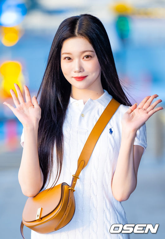 [OSEN=김포공항, 민경훈 기자] 걸그룹 빌리의 츠키가 해외 일정 참석 차 27일 오전 김포국제공항을 통해 일본 도쿄로 출국했다.빌리 츠키가 출국장으로 향하며 포즈를 취하고 있다. 2024.03.27 /rumi@osen.co.kr