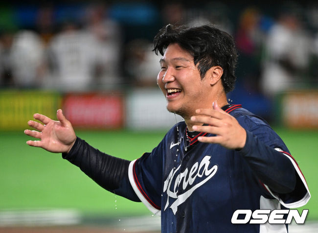 [OSEN=도쿄(일본), 손용호 기자] 도쿄의 기적이 나왔다. 한국 WBC 대표팀이 17년 만에 1라운드를 통과했다.한국은 9일 일본 도쿄돔에서 열린 ‘2026 월드베이스볼클래식(WBC)’ 1라운드 C조 호주와의 경기에서 로 승리를 거뒀다. 이로써 한국은 조별라운드 2승2패를 기록하면서 호주, 대만 등을 최소실점률로 제치면서 2009년 이후 17년 만에 1라운드를 통과했다. 이제 한국은 마이애미행 전세기를 탄다.경기 종료 후 한국 문보경이 동료들과 승리의 기쁨을 나누고 있다. 2026.03.09/spjj@osen.co.kr