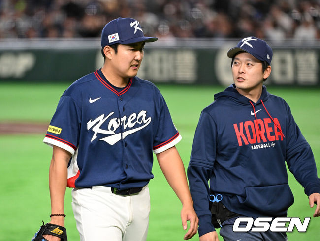 [OSEN=도쿄(일본), 손용호 기자] 9일 일본 도쿄돔에서 월드베이스볼클래식(WBC) 조별리그 C조 한국과 호주의 경기가열렸다.C조는 일본이 3승으로 조 1위를 확정, 8강에 진출했다. 호주가 2승 1패, 대만이 2승 2패, 한국이 1승 2패, 체코는 3패다.한국 WBC 대표팀이 8강에 진출하려면 호주에 2점 이하로 실점하면서 5점 차 이상으로 승리해야만 한다.2회말 수비에 앞서 한국 선발투수 손주영이 교체되고 있다. 2026.03.09/spjj@osen.co.kr