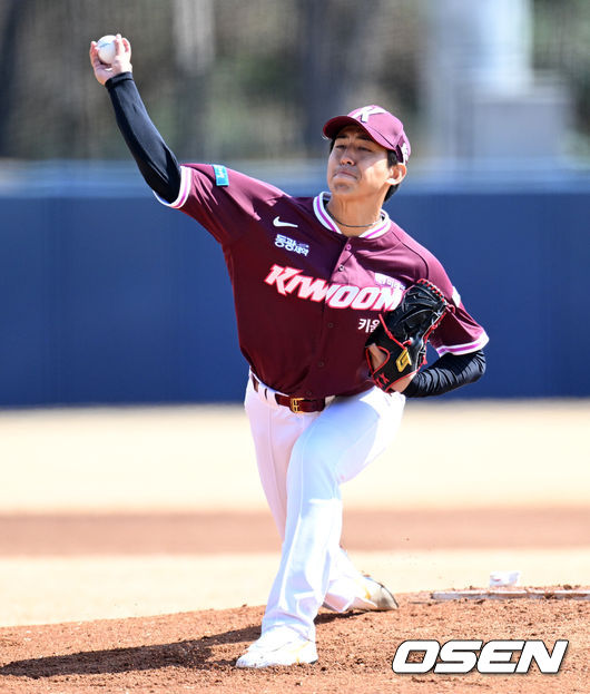 [OSEN=이천, 이대선 기자] 13일 경기도 이천 베어스파크에서 ‘2026 신한 SOL KBO리그’ 시범경기 두산 베어스와 키움 히어로즈의 경기가 열렸다. 1회말 무사에서 키움 선발투수 유토가 역투하고 있다. 2026.03.13 /sunday@osen.co.kr