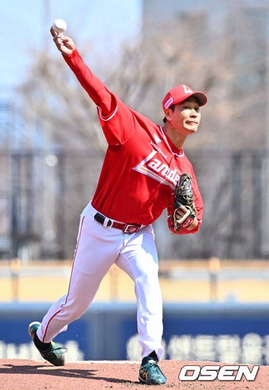 [OSEN=광주, 민경훈 기자] 13일 광주기아챔피언스필드에서 2026 신한 SOL KBO리그 시범경기 KIA 타이거즈와 SSG 랜더스의 경기가 열렸다.시범경기는 오늘(12일)부터 오는 24일까지 진행되며, 각 팀이 12경기씩 치러 총 60경기가 펼쳐진다.SSG 선발 타케다가 마운드 위에서 힘차게 공을 뿌리고 있다. 2026.03.13 / rumi@osen.co.kr