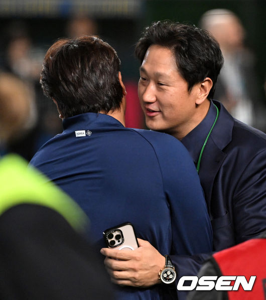 [OSEN=도쿄(일본), 손용호 기자] 도쿄의 기적이 나왔다. 한국 WBC 대표팀이 17년 만에 1라운드를 통과했다.한국은 9일 일본 도쿄돔에서 열린 ‘2026 월드베이스볼클래식(WBC)’ 1라운드 C조 호주와의 경기에서 로 승리를 거뒀다. 이로써 한국은 조별라운드 2승2패를 기록하면서 호주, 대만 등을 최소실점률로 제치면서 2009년 이후 17년 만에 1라운드를 통과했다. 이제 한국은 마이애미행 전세기를 탄다.경기 종료 후 한국 류현진이 이대호 해설위원과 인사를 나누고 있다. 2026.03.09/spjj@osen.co.kr
