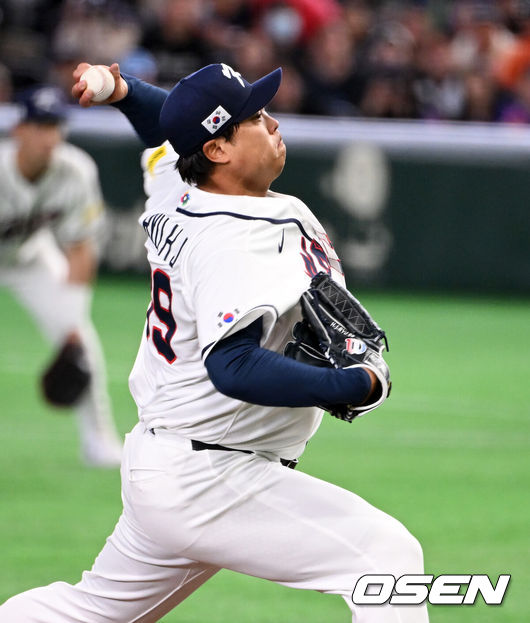 [OSEN=도쿄(일본), 손용호 기자] 8일 일본 도쿄돔에서 2026 월드베이스볼클래식(WBC) 1라운드 C조 조별리그 대한민국과 대만의 경기가열렸다.한국은 전날(7일) 일본과의 경기에서 6-8로 석패했다. 앞서 체코전을 11-4로 잡았던 한국은 1승1패를 마크하게 됐고, 남은 대만전과 호주전에 사활을 걸어야 한다.1회초 한국 류현진이 역투하고 있다. 2026.03.08/spjj@osen.co.kr