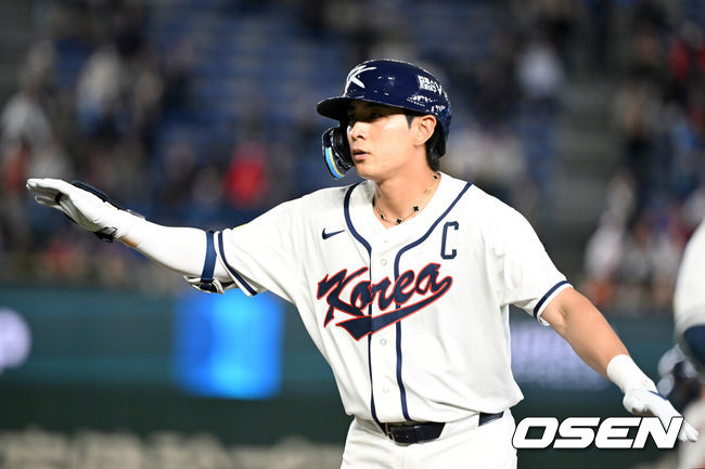 [OSEN=도쿄(일본), 손용호 기자] 5일 일본 도쿄돔에서 월드베이스볼클래식(WBC) 조별리그 C조 한국과 체코의 경기가열렸다.한국은 소형준, 체코는 다니엘 파디샥을 선발투수로 내세웠다.2006년 4강, 2009년 준우승을 차지한 경험이 있는 한국은 이후 3개 대회(2013년, 2017년, 2023년)에서 모두 8강 토너먼트 진출에 실패했다. 이번 대회에서는 17년 만에 본선 토너먼트 진출을 노린다.1회말 1사 1루에서 한국 이정후가 우전 안타를 치고 환호하고 있다. 2026.03.05/spjj@osen.co.kr